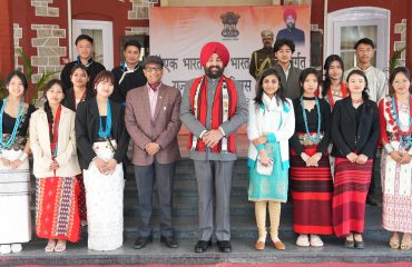 अरुणाचल प्रदेश एवं मिजोरम के छात्र-छात्राओं के साथ राज्यपाल।