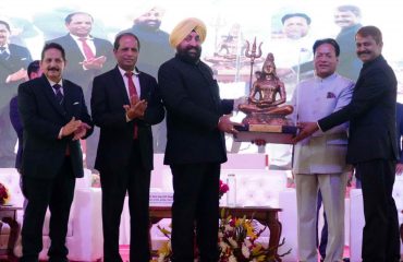 Vice Chancellor of Govind Ballabh Pant Agricultural and Technology University Prof. Manmohan Singh Chauhan presenting a memento to the Governor.