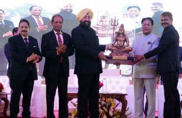 राज्यपाल को स्मृति चिन्ह भेंट करते हुए गोविन्द बल्लभ पंत कृषि एवं प्रौद्योगिक विश्वविद्यालय के कुलपति प्रो. मनमोहन सिंह चौहान।