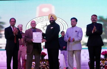 Governor felicitating scientists at the 17th Agricultural Science Conference of Govind Ballabh Pant Agricultural and Technology University.
