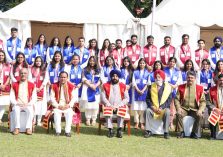 Governor interacting with students receiving degrees and medals at the first convocation of Sardar Bhagwan Singh University, Dehradun.;?>