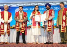 Governor awarding degrees and medals to students at the first convocation of Sardar Bhagwan Singh University, Dehradun.;?>