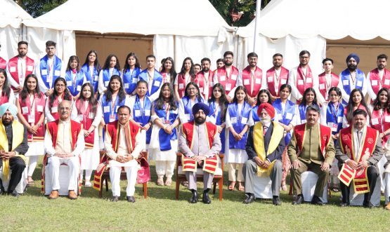 सरदार भगवान सिंह विश्वविद्यालय, देहरादून के प्रथम दीक्षांत समारोह में डिग्री और मेडल प्राप्त विद्यार्थियों के साथ राज्यपाल।