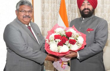 राज्यपाल से शिष्टाचार भेंट करते हुए उत्तराखण्ड उच्च न्यायालय के मुख्य न्यायाधीश न्यायमूर्ति गुहनाथन नरेंदर।