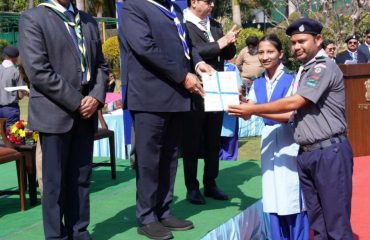 राजभवन में भारत स्काउट्स एवं गाइड्स प्रतिभागियों को राज्य पुरस्कार वितरित करते हुए राज्यपाल।