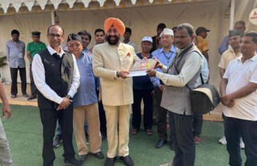 Governor felicitating the photographer present at Uttarakhand Mandapam located at Sector 7 Kailashpuri Marg, Prayagraj, Uttar Pradesh.