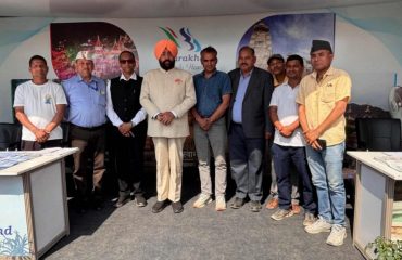 Governor with officers and employees present at Uttarakhand Mandapam located at Sector 7 Kailashpuri Marg, Prayagraj, Uttar Pradesh.