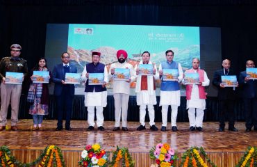 राज्य आपदा प्रबंधन प्राधिकरण द्वारा बनाई गई कॉफी टेबल बुक ‘श्री केदारनाथ जी क्षेत्र में आपदा प्रबंधन पर एक और प्रयास’ का विमोचन करते हुए राज्यपाल एवं मुख्यमंत्री।
