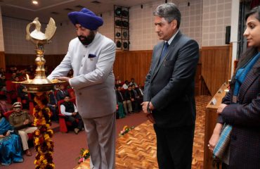 राजभवन में कार्यक्रम क्रियान्वयन विभाग उत्तराखण्ड शासन द्वारा तैयार की गई ‘‘मेरी योजना-केंद्र सरकार’’ पुस्तक का विमोचन कार्यक्रम का शुभारंभ करते हुए राज्यपाल।