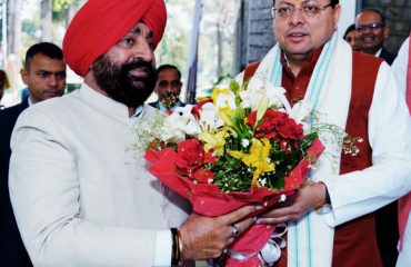 Chief Minister Shri Pushkar Singh Dhami meeting the Governor at Raj Bhawan.