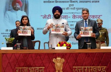 Governor releasing the book “Meri Yojana-Kendra Sarkar” prepared by Programme Implementation Department, Uttarakhand Government at Raj Bhawan.