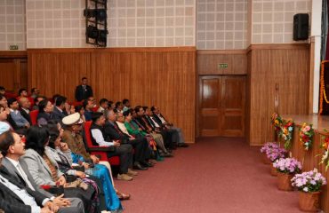राजभवन में कार्यक्रम क्रियान्वयन विभाग उत्तराखण्ड शासन द्वारा तैयार की गई ‘‘मेरी योजना-केंद्र सरकार’’ पुस्तक का विमोचन कार्यक्रम को संबोधित करते हुए राज्यपाल।