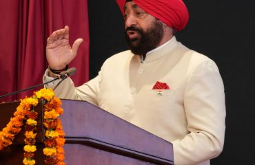 राजभवन में राज्य आपदा प्रबंधन प्राधिकरण की कॉफी टेबल बुक का विमोचन और डैशबोर्ड का लोकार्पण कार्यक्रम को संबोधित करते हुए राज्यपाल।