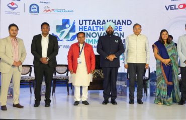 ’उत्तराखण्ड हेल्थकेयर इनोवेशन समिट’ के उद्घाटन सत्र में उपस्थित लोगों के साथ राज्यपाल।