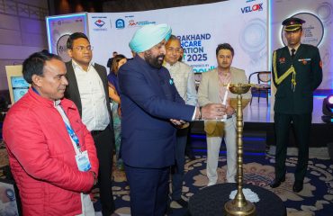 राजपुर रोड़ स्थित एक स्थानीय होटल में ’उत्तराखण्ड हेल्थकेयर इनोवेशन समिट’ के उद्घाटन सत्र का शुभारंभ करते हुए राज्यपाल।