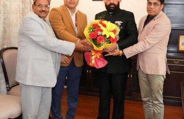 राज्यपाल से शिष्टाचार भेंट करते हुए राष्ट्रीय दृष्टि दिव्यांगजन सशक्तीकरण संस्थान, देहरादून के कार्यवाहक निदेशक मनीष वर्मा, डॉ. जसमेर सिंह एवं योगेश अग्रवाल।