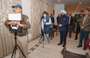 राजभवन में आयोजित ‘‘100 दिवसीय टीबी उन्मूलन अभियान’’ के अंतर्गत टीबी स्क्रीनिंग कैंप का निरीक्षण कर जानकारी प्राप्त करते हुए राज्यपाल।
