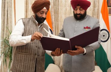 राज्यपाल से शिष्टाचार भेंट करते हुए लेखक श्री बीपीएस वालिया।