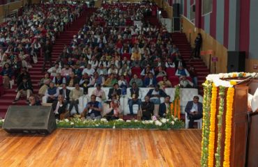 दून विश्वविद्यालय में आयोजित दो दिवसीय राष्ट्रीय संस्थागत नेतृत्व समागम-2025 के समापन समारोह को संबोधित करते हुए राज्यपाल।