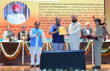 राष्ट्रीय संस्थागत नेतृत्व समागम-2025 के समापन समारोह में विद्या भारती उच्च शिक्षा संस्थान के पदाधिकारी को सम्मानित करते हुए राज्यपाल।