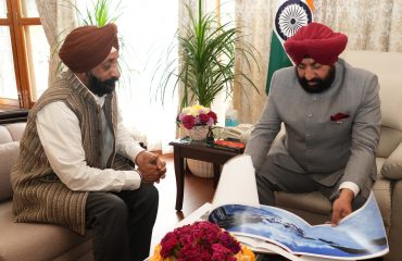 राज्यपाल से शिष्टाचार भेंट करते हुए लेखक श्री बीपीएस वालिया।