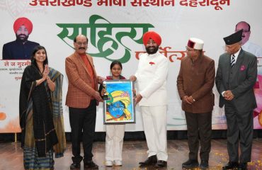 The Governor with a student on the occasion of the closing session of Sahitya Poornotsav organized by the Uttarakhand Bhasha Sansthan.