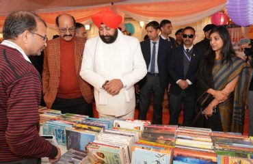 The Governor visiting the book fair organized in the IRDT campus and getting information.