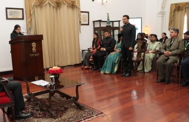 राजभवन में भारतीय दूरसंचार सेवा के प्रशिक्षु अधिकारियों से वार्ता करते हुए राज्यपाल।