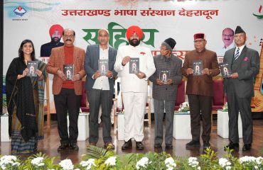 The Governor releasing the literary works donated by the Uttarakhand Bhasha Sansthan.