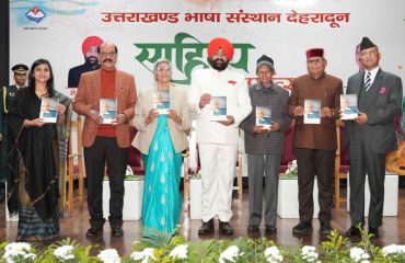 The Governor releasing the literary works donated by the Uttarakhand Bhasha Sansthan.