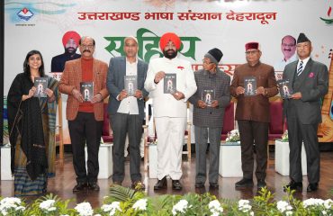 उत्तराखण्ड भाषा संस्थान द्वारा अनुदानित साहित्यिक कृतियों का विमोचन करते हुए राज्यपाल।