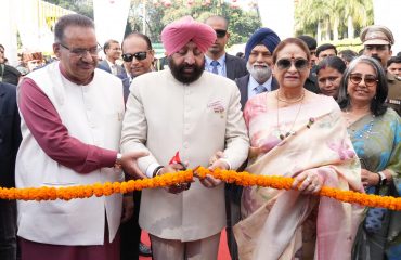 राजभवन में ‘वसंतोत्सव-2025’ का शुभारंभ करते हुए राज्यपाल।