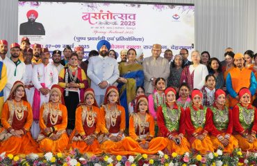 सांस्कृतिक संध्या कार्यक्रम के अवसर पर लोक कलाकारों के साथ राज्यपाल।