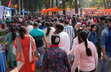 राजभवन में वसंतोत्सव के अवसर पर उपस्थित जनसैलाब।