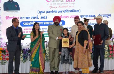 राजभवन में वसंतोत्सव की विभिन्न प्रतियोगिता आदि श्रेणियों के विजेताओं को सम्मानित करते हुए राज्यपाल।