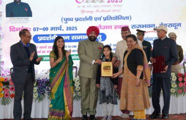 Governor felicitating the winners of various competitions and other categories of Vasantotsav at Raj Bhawan.