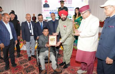 Governor felicitating the winners of various competitions and other categories of Vasantotsav at Raj Bhawan.