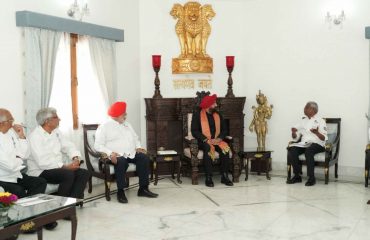 राज्यपाल से शिष्टाचार भेंट करते हुए भारतीय पाककला महासंघ (इंडियन फेडरेशन ऑफ क्यूलिनरी एसोसिएशन) के पदाधिकारी।