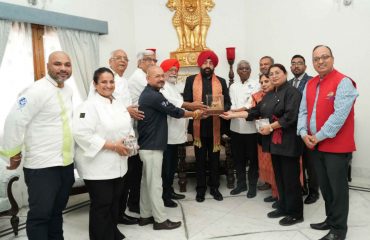 राज्यपाल से शिष्टाचार भेंट करते हुए भारतीय पाककला महासंघ (इंडियन फेडरेशन ऑफ क्यूलिनरी एसोसिएशन) के पदाधिकारी।