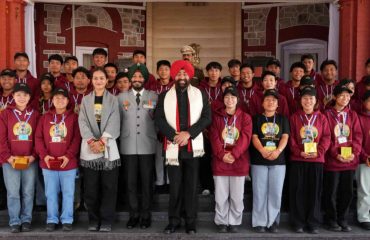 ‘‘राष्ट्रीय एकता यात्रा’’ के अंतर्गत राजभवन आये मणिपुर के टेंग्नौपाल जिले के बच्चों के साथ राज्यपाल।