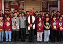 Governor with children from Tengnoupal district of Manipur, who visited Raj Bhawan as part of “Rashtriya Ekta Yatra”.;?>