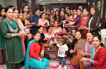 राजभवन में महिलाओं के साथ होली मिलन कार्यक्रम मनाती हुईं प्रथम महिला श्रीमती गुरमीत कौर।