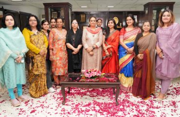 राजभवन में महिलाओं के साथ होली मिलन कार्यक्रम मनाती हुईं प्रथम महिला श्रीमती गुरमीत कौर।