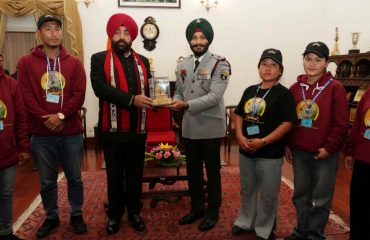 Governor presenting a replica of Shri Kedarnath Dham to Major JS Khalsa of Assam Rifles, who visited Raj Bhawan as part of “Rashtriya Ekta Yatra”.