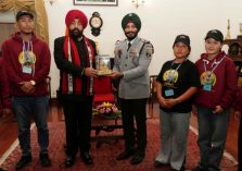 Governor presenting a replica of Shri Kedarnath Dham to Major JS Khalsa of Assam Rifles, who visited Raj Bhawan as part of “Rashtriya Ekta Yatra”.;?>