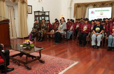 ‘‘राष्ट्रीय एकता यात्रा’’ के अंतर्गत राजभवन आये मणिपुर के टेंग्नौपाल जिले के बच्चों से वार्ता करते हुए राज्यपाल।