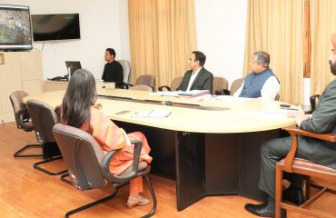 राज्यपाल के समक्ष ‘‘वन यूनिवर्सिटी-वन रिसर्च’’ के अंतर्गत किए जा रहे शोध की प्रगति पर प्रस्तुतीकरण देते हुए कुलपति प्रो. परविंदर कौशल।