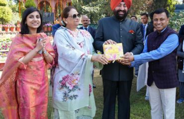 राजभवन में होली मिलन कार्यक्रम के अवसर पर होली की बधाई देते हुए मिठाइयां वितरित करते हुए राज्यपाल एवं प्रथम महिला श्रीमती गुरमीत कौर।