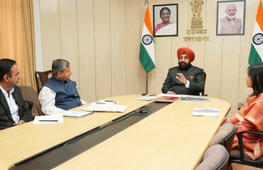 राज्यपाल के समक्ष ‘‘वन यूनिवर्सिटी-वन रिसर्च’’ के अंतर्गत किए जा रहे शोध की प्रगति पर प्रस्तुतीकरण देते हुए कुलपति प्रो. परविंदर कौशल।