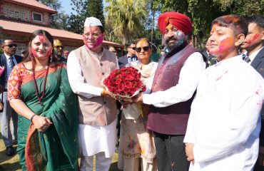 होली के अवसर पर राज्यपाल से भेंट कर होली की शुभकामनाएं देते हुए मुख्यमंत्री श्री पुष्कर सिंह धामी।